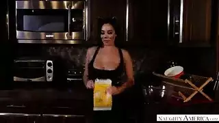 انه في الحب هو فتاة سمراء لديه القليل من الشعر على بوسها في الأعلى