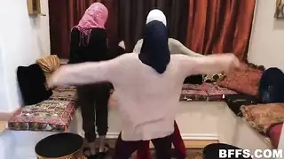 فتاة محجبة تأخذ زب أسود كبير مشهد إكس إكس إكس