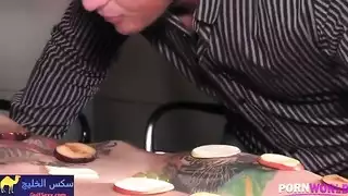 فيتش الأقدام الإباحي: البنت الغنية تستخدم قدميها مع زب كبير