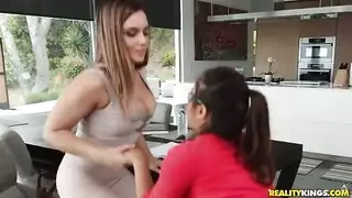جنس سحاقي حار: ناتاشا نايس تلعق فرج إيلا نوكس