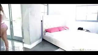 ينيك في بنت وصاحبو ينيك فيه