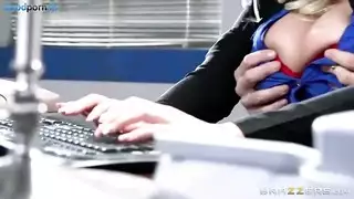 السكرتيرة تفتح ساقيها لتلقي قذف عميق شرجي