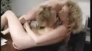 خنثى بكس مشعر يتلقى دفعات قضيب وحش