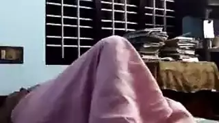 امرأة أكبر سناً حنونة تمتلئ بعمق