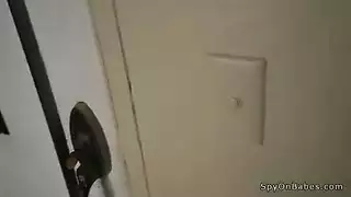 المتلصص يسجل مدلكة تتباهى بفرجها المشعر