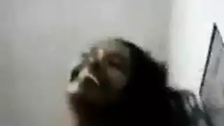 موظفة استقبال معدومة تتلقى شرجًا على آلة التصوير