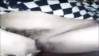 تصوير إباحي في الغرفة: مراهقة حليقة تستمتع بنفسها على الشاشة