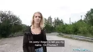 أثداء نينا إيل الصغيرة وفتحاتها الضيقة تُستخدم من قبل عملاء مثارين