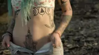 الفتاة الموشومة تأخذ قضيبًا صلبًا في كل وضع الإيجار متأخر