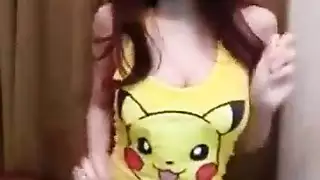 شابة تحصل على إنهاء سميك على وجهها