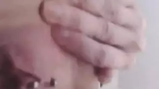 جنس ثلاثي بهيمي: بنتان عاهرتان في حفلة مص وجنس صريح