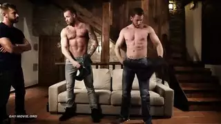 ثلاثة عيال ناشفين يداورون على الخادمة في علاقة جماعية جامحة