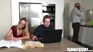 كريستين كورتني الزوجة الشهوانية تتوق لقضيب متزوج وتجعله يئن