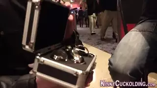 خيال مهووس: مسيطرة بزي أرنب تمارس شرجًا على الكرسي