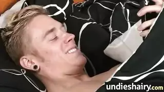 فتحة المراهقة الصغيرة الطازجة تلتهم ثم تحشى بقضيب صلب