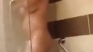 مراهقة مصرية ساخنة تنظف نفسها بعد جلسة إباحية