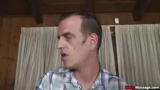 مدلكة شقراء مثارة تركب عميلها بعد فرك شرجي حميمي