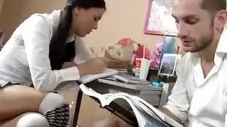 مراهقة تُؤخذ إلى المنزل لجلسة بورن مكثفة مع صديق