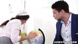 شاب ممشوق يخدم على الأرض – رجل يمص صدره الصغير