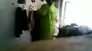 ودل محظوظ يجبر اخوه علي السكس