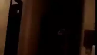 عاهرة فاخرة ترتدي الجوارب الطويلة تمارس الجنس مقابل المال