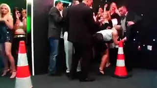 حفلة جنسية شاطئية شقراء: ألعاب رياضية حسية ولحس فرج صريح