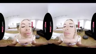 إيلاج مزدوج لمراهقة شقراء بقضيبين كبيرين وصارمين