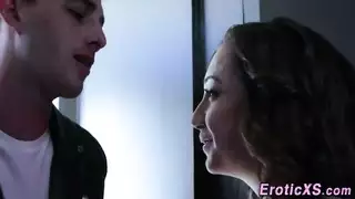قضيبه ينبض وهو يحتاج إلى الإباحية على الفور