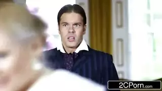 عاهرة الجانغبانغ بيل فونتيس تأخذ عدة أقراص وهي في جواربها