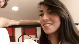 فتاة شقية ، إميلي ويليس تمارس الجنس مع مالكها بدلاً من دفع الإيجار طوال الوقت