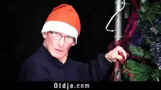 خيال الجنس الجماعي بعيد الميلاد مع عاهرات مثيرة وفتاة حارة