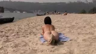 كبير الثدي في سن المراهقة مع الحمار الجميل والثدي العصير