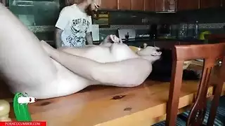 قضيب اصطناعي يمارس الجنس معها بعنف في مشهد عنيف