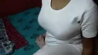 مغامرة جنسية صريحة لفتاة هندية مع ألعاب كبيرة