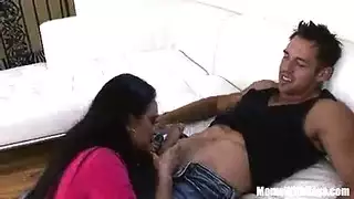 تركيز على المداعبة: جعل فرجها يقذف قبل القضيب