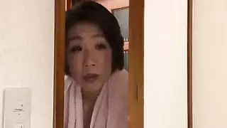 تدخل على صديق زوجها فيالحمام