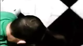 مراهق يضرب بقوة في فتحة شرج العاهرة الضيقة