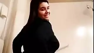 فتاة نارية تعرض طيزها وكسها المذهلين في إثارة إكس إكس إكس