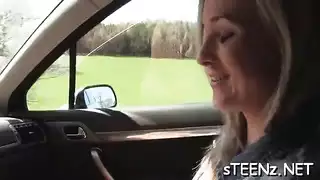 من مقعد الراكب إلى مقعد القضيب: إباحية فورية في السيارة