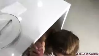 متعة الحلق العميق: هي تحب قضيبًا سميكًا في فمها