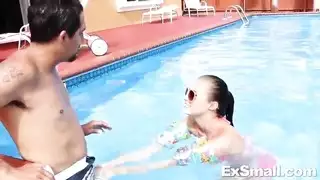 كارولينا سويتس العاهرة تواجه مجموعة من الأصدقاء لمدة 24 ساعة