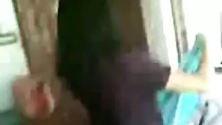 رقص بورنو صريح: حركات مثيرة على العمود