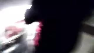 الرابعة: قضيبان يملآن وقحة مرتدية الجوارب في ثنائي مكثف