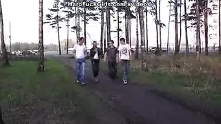 أثداء مرتدة وإيلاج مزدوج في سيارة متوقفة