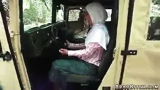 عاهرة محجبة تُقَفَّش وتتعرى في مقعد السيارة الخلفي