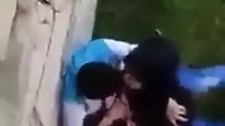 جنس سري في الحديقة: عاهرة محجبة تئن بينما يقذف قضيب فرجها الضيق