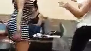 حلم صحراوي إباحي: عاهرات مغربيات وشيخ في جنس جماعي