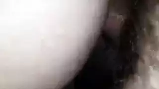 ملكة الشرج تتمدد على نطاق واسع بواسطة قضيب صلب ضخم