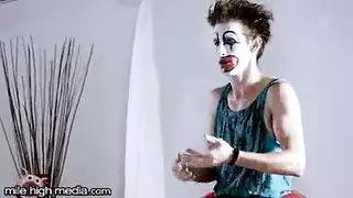 خيال سحقي: امرأة أكبر مسيطرة تُسعد فتاة آسيوية مطيعة بتقديس مهبلها