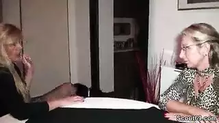 ميلف ألمانية تتعرض لجماع قوي في المطبخ من عامل الإصلاح